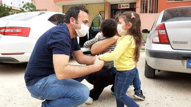 Sağlıkçı anne ve baba, 1 aydır görmedikleri çocuklarına gözyaşlarıyla kavuştu