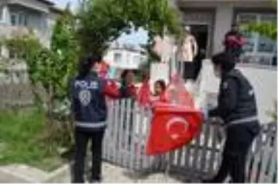 Savaştepe'de, polis çocukların bayramını kutladı