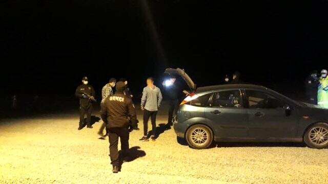 Sokağa çıkma yasağı olan genç otomobil bagajında yakalandı, polis şaştı kaldı