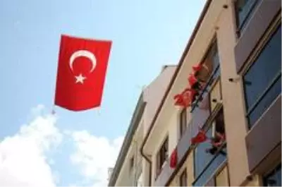 Sokağına ses sistemi kurup herkesi balkonlara kapı önlerine davet etti Sokağına ses sistemi kurup herkesi balkonlara kapı önlerine davet etti