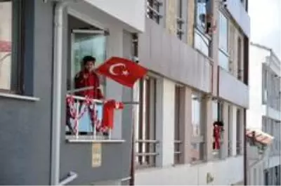 Sokağına ses sistemi kurup herkesi balkonlara kapı önlerine davet etti Sokağına ses sistemi kurup herkesi balkonlara kapı önlerine davet etti