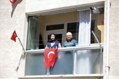 Sokağına ses sistemi kurup herkesi balkonlara kapı önlerine davet etti Sokağına ses sistemi kurup herkesi balkonlara kapı önlerine davet etti