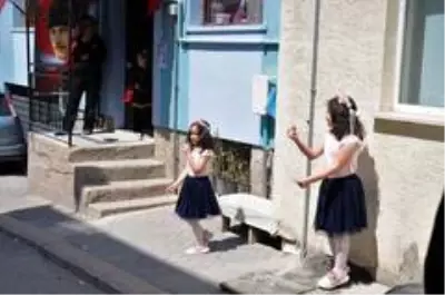 Sokağına ses sistemi kurup herkesi balkonlara kapı önlerine davet etti Sokağına ses sistemi kurup herkesi balkonlara kapı önlerine davet etti