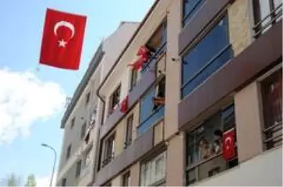 Sokağına ses sistemi kurup herkesi balkonlara kapı önlerine davet etti Sokağına ses sistemi kurup herkesi balkonlara kapı önlerine davet etti