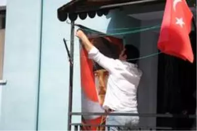 Sokağına ses sistemi kurup herkesi balkonlara kapı önlerine davet etti Sokağına ses sistemi kurup herkesi balkonlara kapı önlerine davet etti