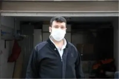 Sokağına ses sistemi kurup herkesi balkonlara kapı önlerine davet etti Sokağına ses sistemi kurup herkesi balkonlara kapı önlerine davet etti