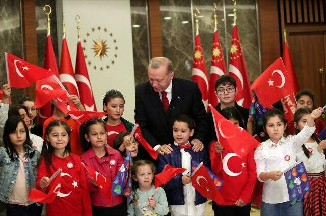 Son Dakika: Cumhurbaşkanı Erdoğan 23 Nisan dolayısıyla ulusa seslendi, çocuklarla İstiklal Marşı'nı okudu