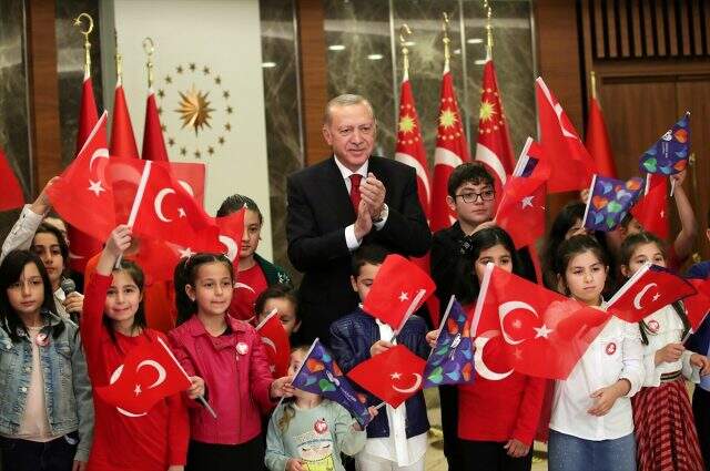 Son Dakika: Cumhurbaşkanı Erdoğan 23 Nisan dolayısıyla ulusa seslendi, çocuklarla İstiklal Marşı'nı okudu