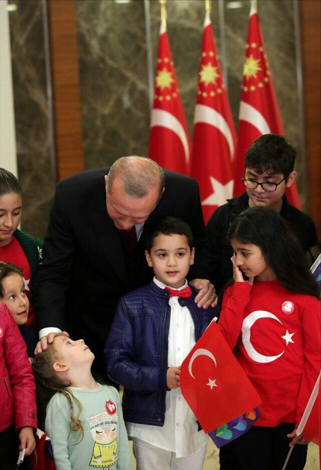 Son Dakika: Cumhurbaşkanı Erdoğan 23 Nisan dolayısıyla ulusa seslendi, çocuklarla İstiklal Marşı'nı okudu