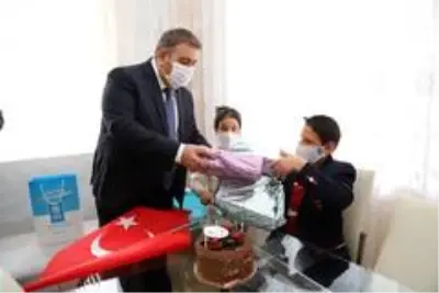 Sunar, Palandökenli çocukların 23Nisan coşkusunu paylaştı Sunar, Palandökenli çocukların 23Nisan coşkusunu paylaştı