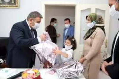 Sunar, Palandökenli çocukların 23Nisan coşkusunu paylaştı Sunar, Palandökenli çocukların 23Nisan coşkusunu paylaştı
