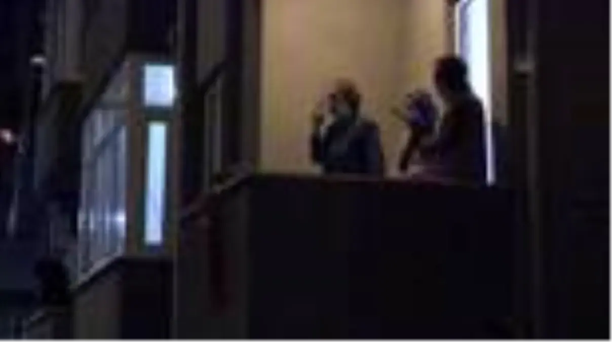 Vatandaşlar balkonlarından İstiklal Marşı'nı okudu