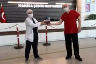 AK Parti'li Baybatur'dan korona savaşçılarına çilekli teşekkür