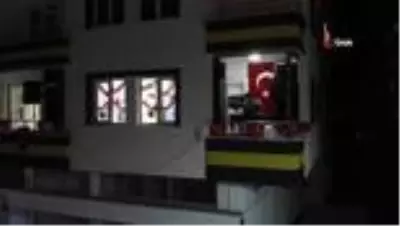 Balkondan konser verdi, mahalleli sokakta göbek attı Balkondan konser verdi, mahalleli sokakta göbek attı