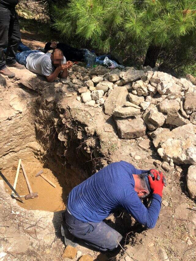 Fotokapandan kaçamayan defineciler, jandarmaya suçüstü yakalandı