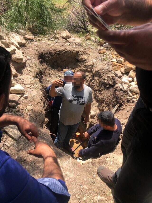 Fotokapandan kaçamayan defineciler, jandarmaya suçüstü yakalandı