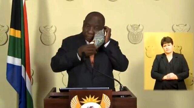 Güney Afrika Devlet Başkanı'nın maske ile imtihanı kameralara yansıdı