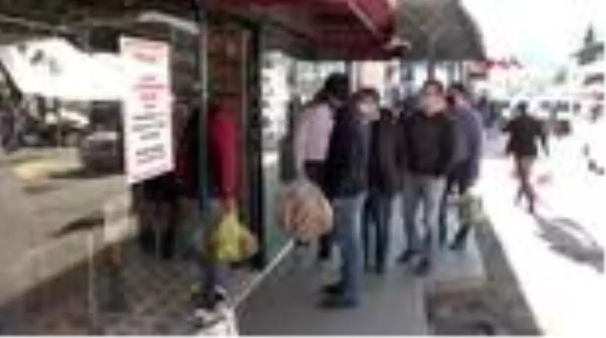 Karabük'te pide sırasında sosyal mesafeye uyuldu