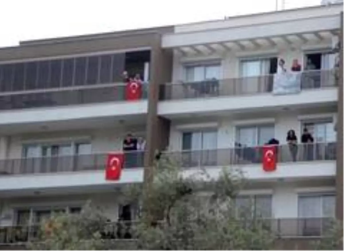 Kuşadası'nda DJ'den mini konser