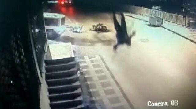 Motosikletteki yolcunun metrelerce havaya uçtuğu anlar kamerada
