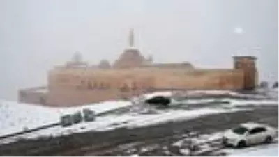 Tarihi İshak Paşa Sarayı nisanda beyaza büründü Tarihi İshak Paşa Sarayı nisanda beyaza büründü