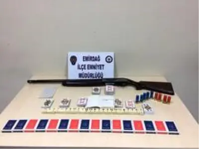 Tedbirleri hiçe sayıp kumar oynayan 13 kişiye polis baskını Tedbirleri hiçe sayıp kumar oynayan 13 kişiye polis baskını