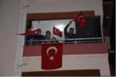 Trakya, İstiklal Marşı'nı bayraklarla donattıkları balkonlardan okudu Trakya, İstiklal Marşı'nı bayraklarla donattıkları balkonlardan okudu