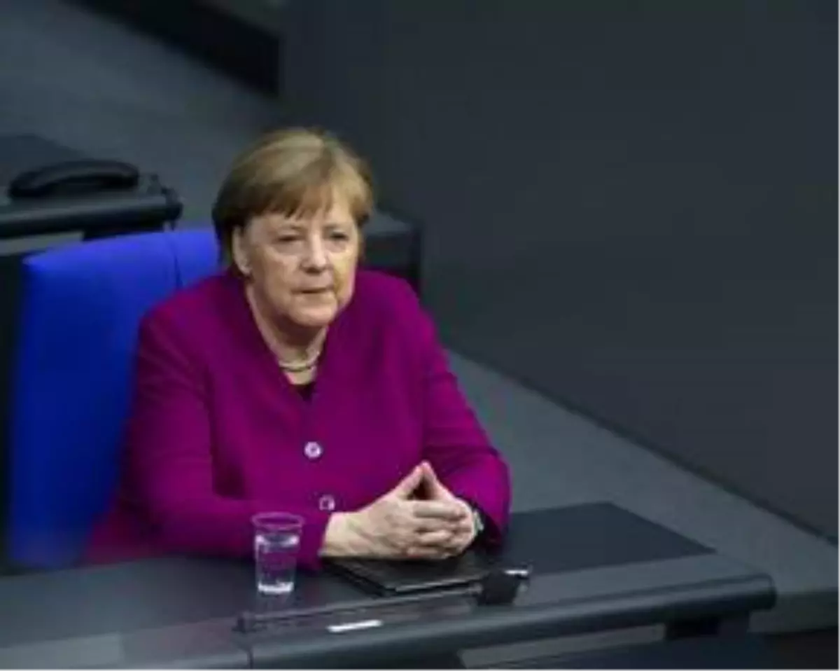 Almanya Başbakanı Merkel, makam aracı olarak Volkswagen Transporter tercih etti