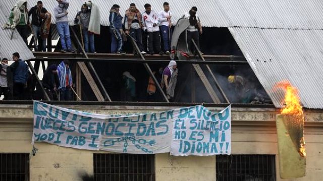 Arjantin'de isyan çıkan hapishanedeki bir mahkum çatıdan düştü
