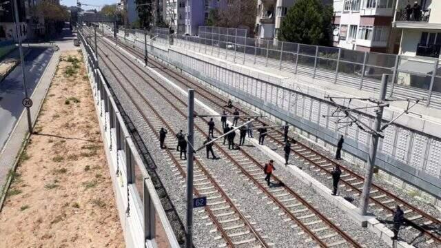 Bakırköy'de bir kişi, "Çantamda bomba var" diyerek Marmaray'ın raylarına oturdu.