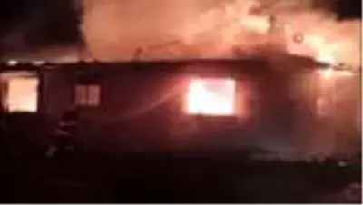 Gediz'de alev alev yanan ev küle döndü Gediz'de alev alev yanan ev küle döndü