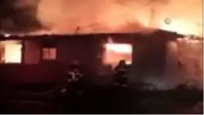 Gediz'de alev alev yanan ev küle döndü Gediz'de alev alev yanan ev küle döndü