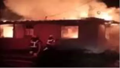 Gediz'de alev alev yanan ev küle döndü Gediz'de alev alev yanan ev küle döndü