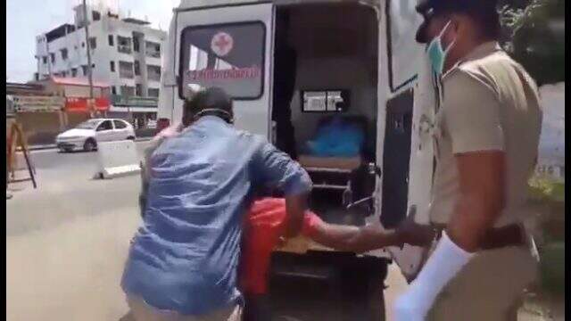 Hindistan'a sokağa çıkma yasağına uymayanlar, ceza olarak sözde koronalı hastanın olduğu ambulansa bindirildi