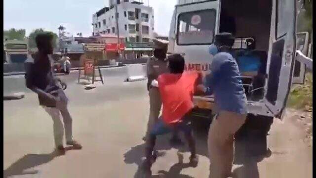Hindistan'a sokağa çıkma yasağına uymayanlar, ceza olarak sözde koronalı hastanın olduğu ambulansa bindirildi