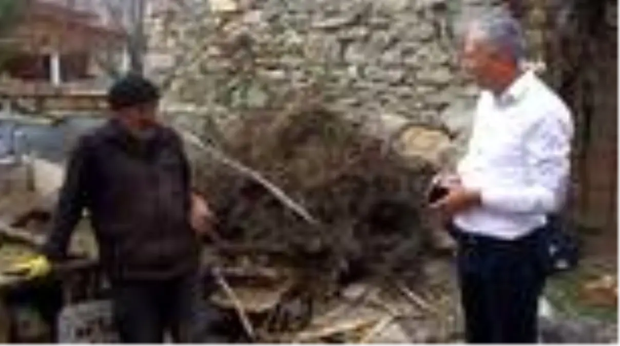 Kaymakam, patates ekiminde çiftçiye eşlik etti
