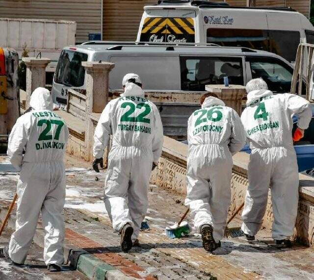 Kestel Belediyesi görevlileri, dezenfeksiyon çalışmalarını Bursaspor'un şampiyon kadrosunu tulumlara işleyerek yapıyor
