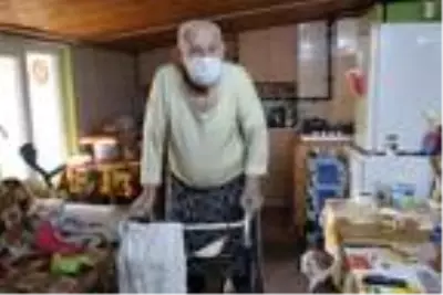 Öldü sanılıp kapısı kırılan 80'lik dede, Kur'an-ı Kerim okurken bulundu Öldü sanılıp kapısı kırılan 80'lik dede, Kur'an-ı Kerim okurken bulundu