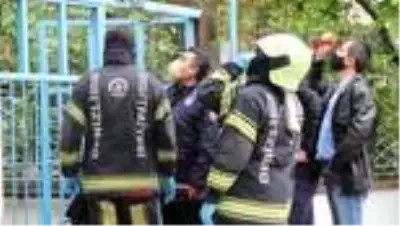 Öldü sanılıp kapısı kırılan 80'lik dede, Kur'an-ı Kerim okurken bulundu Öldü sanılıp kapısı kırılan 80'lik dede, Kur'an-ı Kerim okurken bulundu