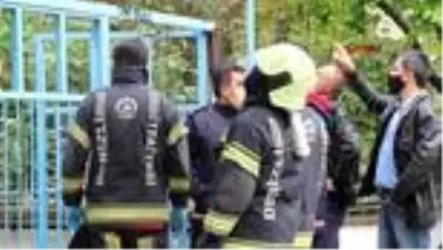 Öldü sanılıp kapısı kırılan 80'lik dede, Kur'an-ı Kerim okurken bulundu Öldü sanılıp kapısı kırılan 80'lik dede, Kur'an-ı Kerim okurken bulundu