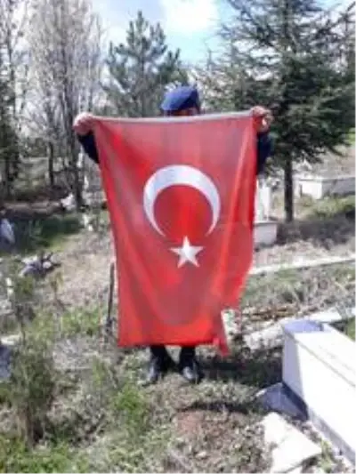 Şehit mezarlarındaki Türk bayrakları yenilendi Şehit mezarlarındaki Türk bayrakları yenilendi