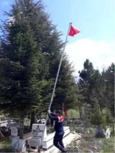Şehit mezarlarındaki Türk bayrakları yenilendi Şehit mezarlarındaki Türk bayrakları yenilendi