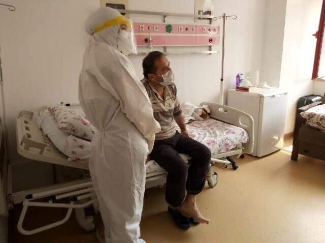 SELDA HEMŞİRE, BABASI KORONAVİRÜS TEDAVİSİ GÖRÜRKEN ŞİFA DAĞITMAYA DEVAM ETTİ