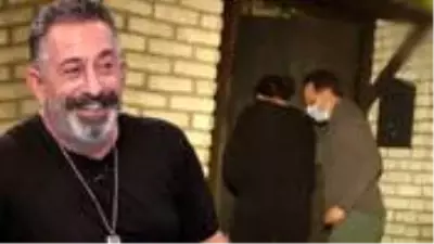 Sokağa çıkma yasağına uymayan Ozan Güven, Cem Yılmaz'ın doğum günü kutlamasına katıldı Sokağa çıkma yasağına uymayan Ozan Güven, Cem Yılmaz'ın doğum günü kutlamasına katıldı
