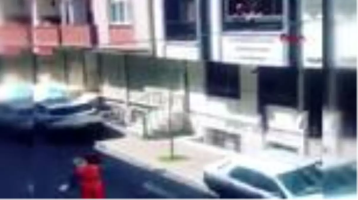 SULTANGAZİ'DE RENKLİ GÖRÜNTÜLER; TEMİZLİK GÖREVLİSİ MAHALLELİYE DANS İLE EŞLİK EDİNCE...