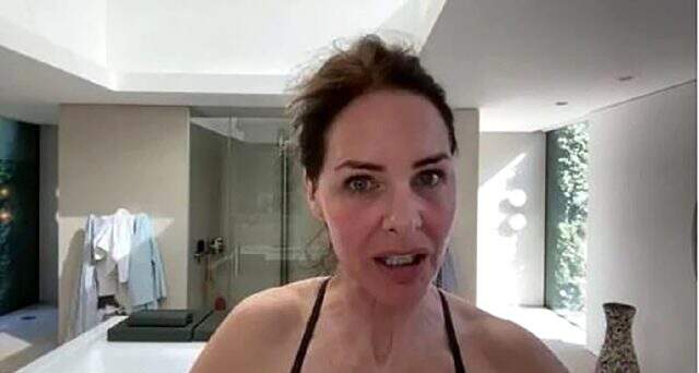 Ünlü sunucu Trinny Woodall, canlı yayın yaparken sevgilisi çıplak halde yakalandı