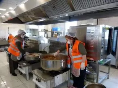 Bilecik ve Gölpazarı'nda ihtiyaç sahiplerinin iftar yemekleri evlere servis ediliyor
