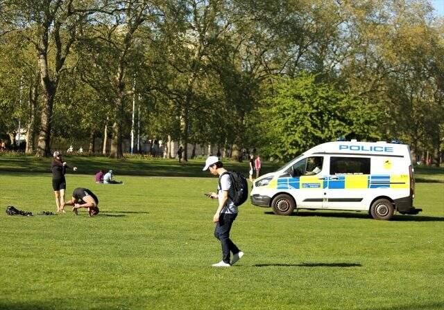 Koronavirüs umurlarında değil! İngilizlerden 'Bu kadar sorumsuzluk olmaz' dedirten hareket