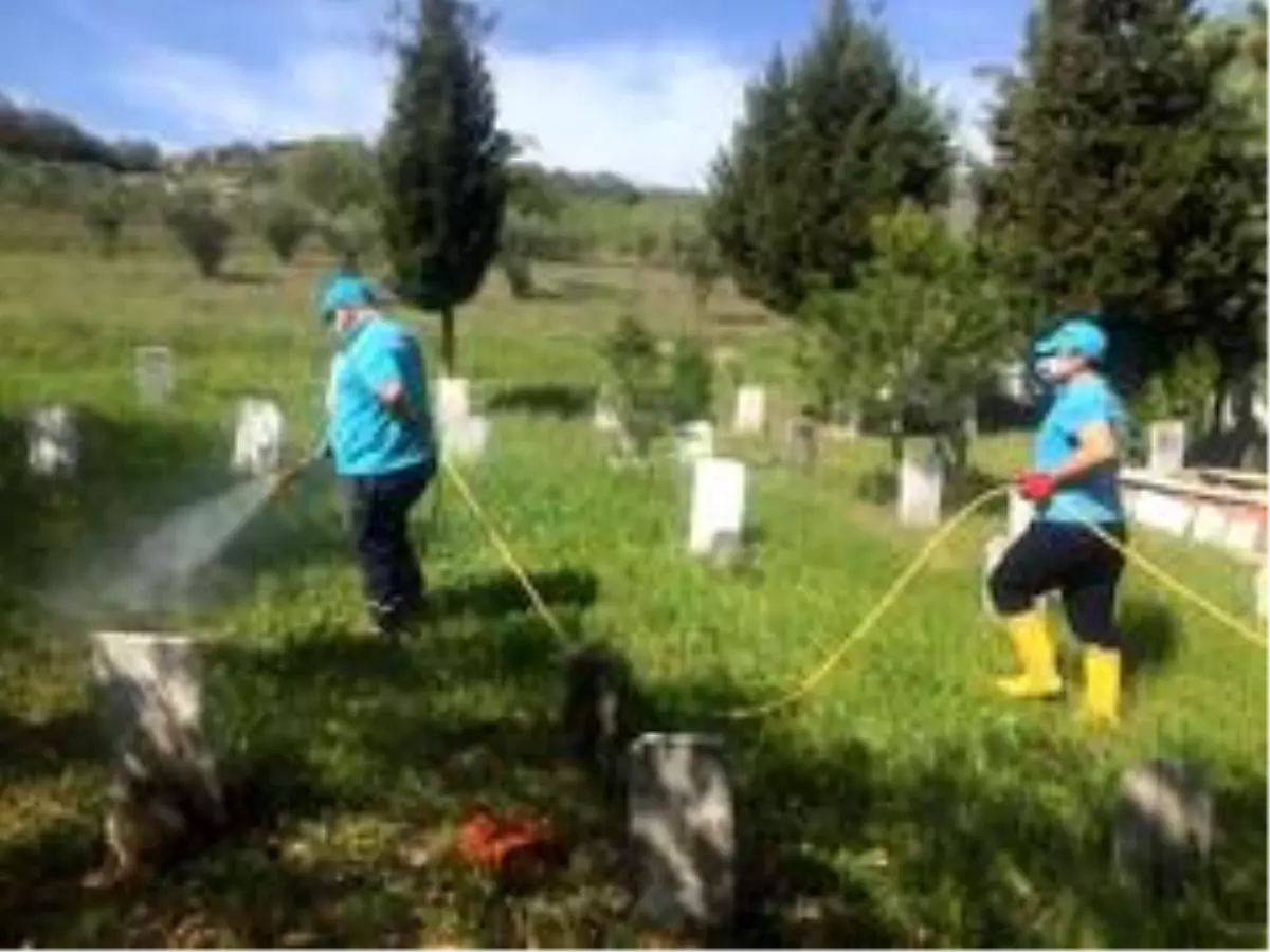 Mezarlıklar bayrama hazırlanıyor