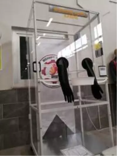 Öğretmenler sağlıkçılar için izole numune alma ünitesi üretti